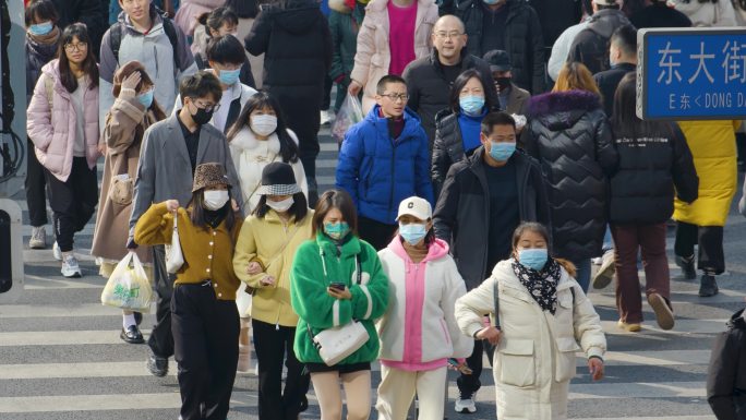 城市路口斑马线马路人群过街脚步背影红绿灯