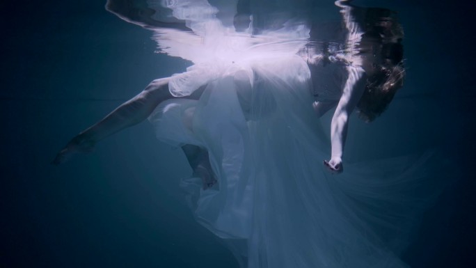 水下的年轻女子水下婚纱照水下摄影美女拍照