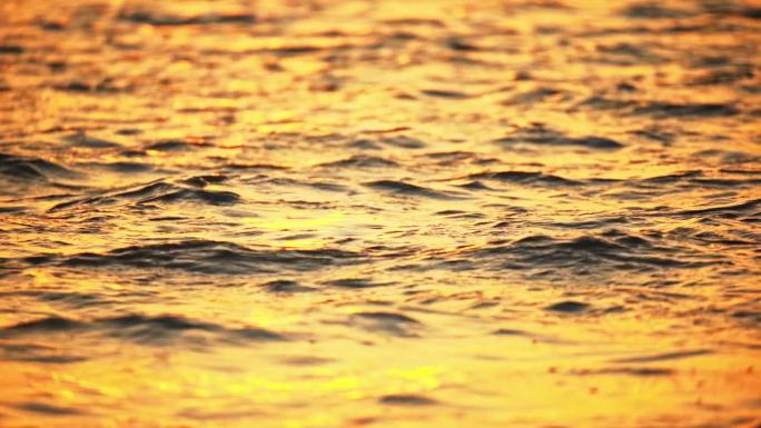 夕阳黄昏波光粼粼的金黄色水面海浪