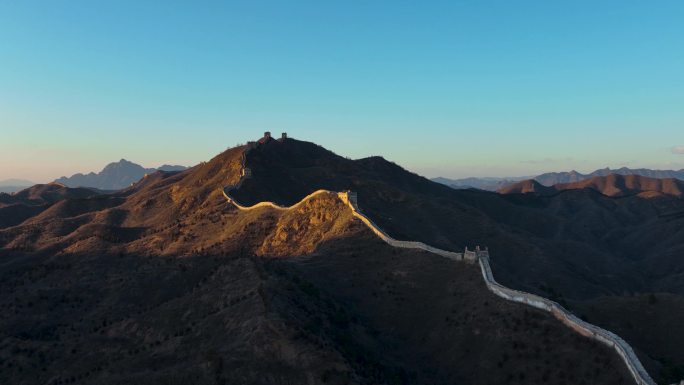 光影长城夕阳照射下的脉络建筑明代长城