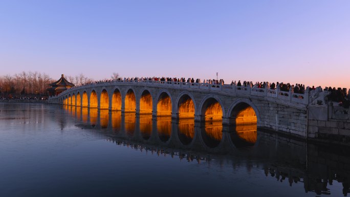 北京颐和园十七孔桥金光穿孔夕阳下的颐和园