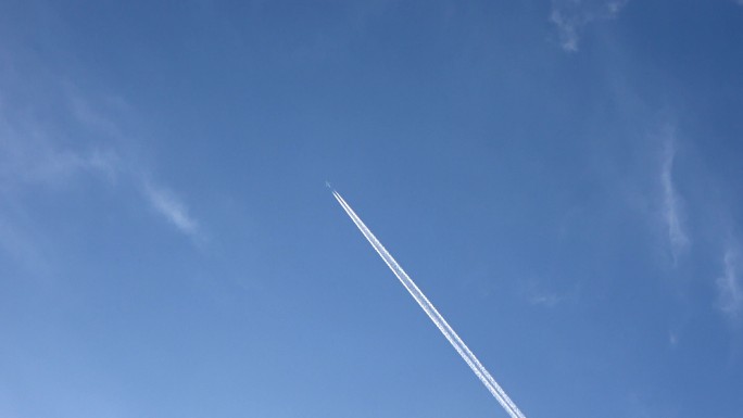 高空飞行的喷气式客机