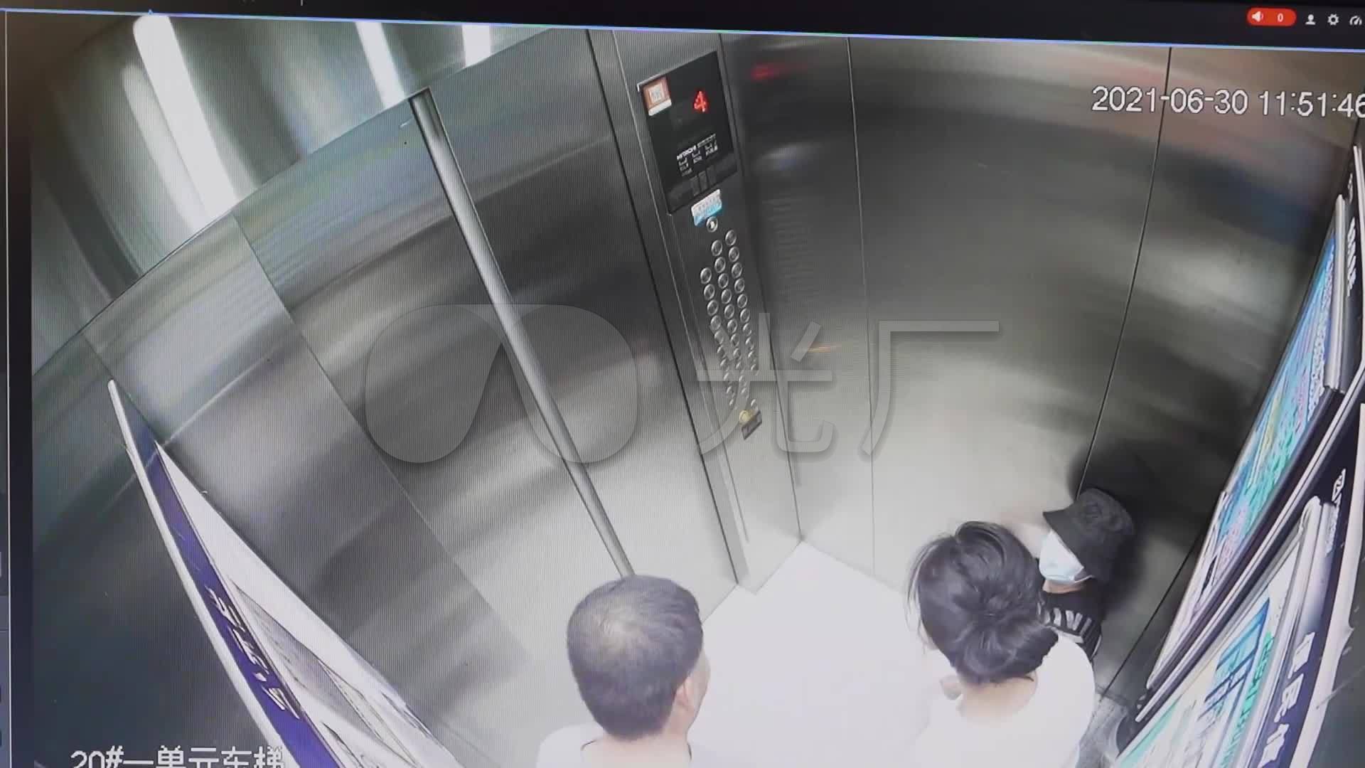 重庆一老太电梯里突然晕倒 其他人不知所措|重庆|电梯|护士长_新浪新闻