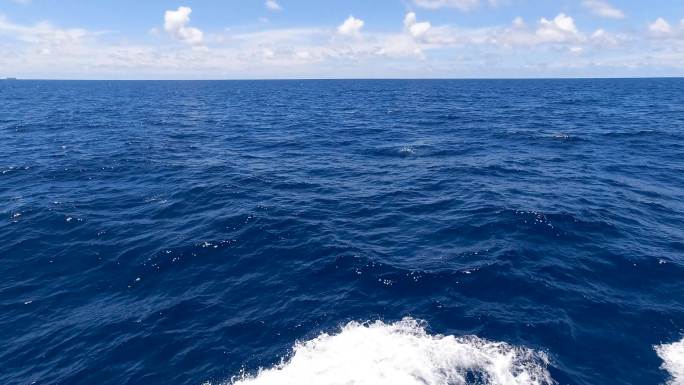 大海航行 大海浪花海水航行中