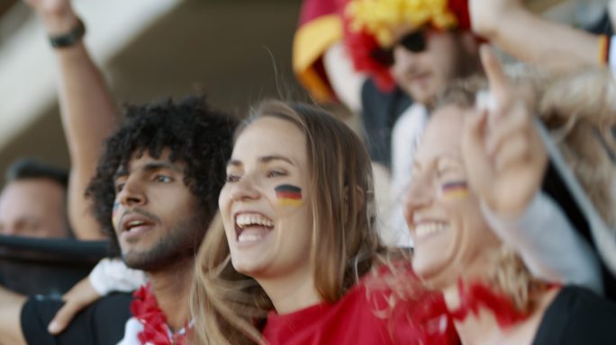 德国球迷世界杯疯狂观众美女球迷高兴欢呼