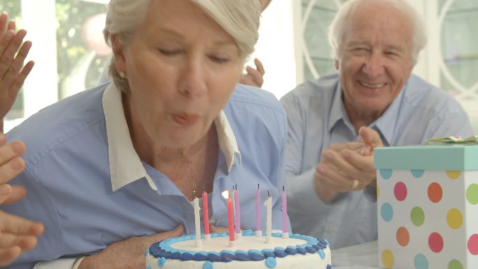 祖母吹灭生日蛋糕外国老人吹蜡烛