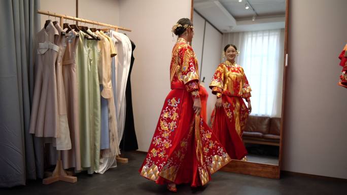 年轻女子试穿传统婚纱