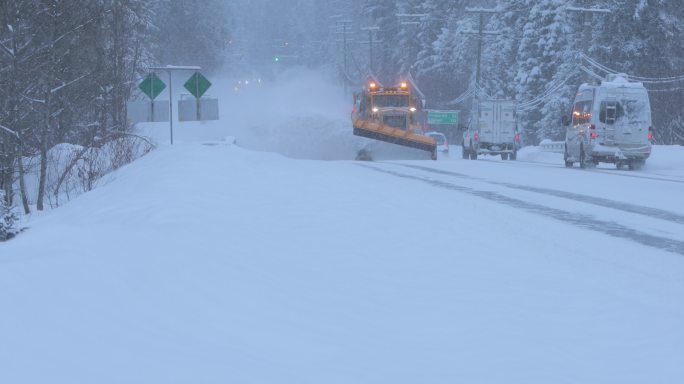 在暴风雪中行驶的铲雪车