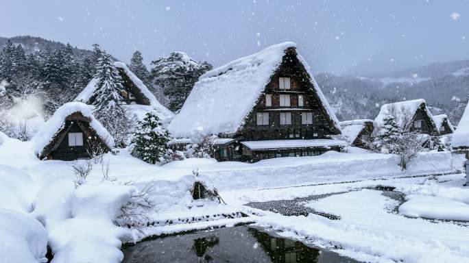 村庄冬季降雪。圣诞节