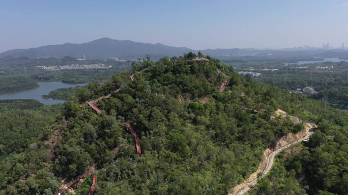 深圳尖岗山公园：千级红色天梯登山锻炼健身