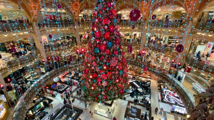 圣诞节期间繁忙的拉斐特购物中心