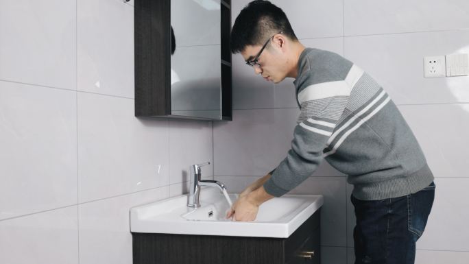 4K年轻男性在卫生间洗手特写