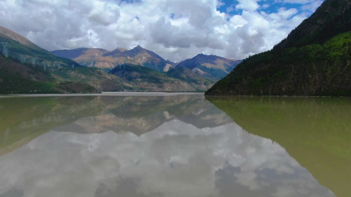 西藏高原然色湖米堆冰川