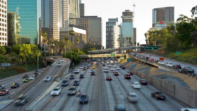 日落时分洛杉矶市中心交通高速公路