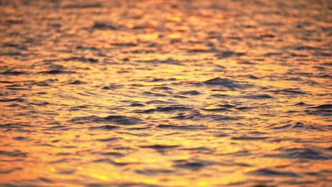 夕阳黄昏波光粼粼的金黄色水面海浪