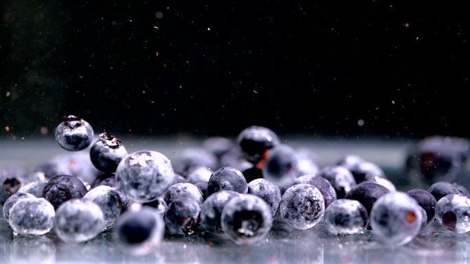 蓝莓慢慢地掉入水中。