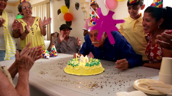 在养老院举行生日关爱老年人老人过生日幸福