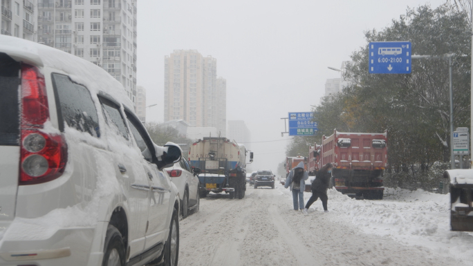 雪天行车、下大雪、冬天出行、急降雪