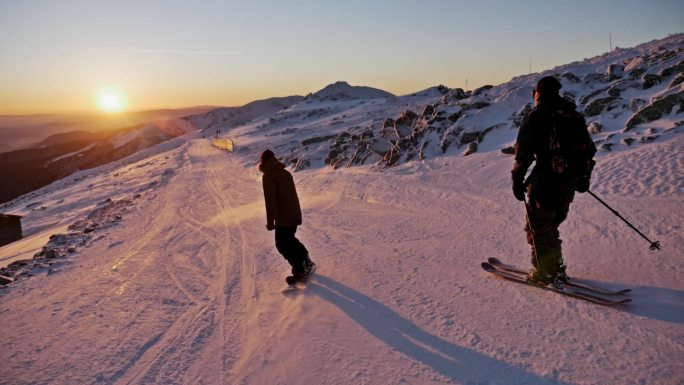 日落斜坡滑雪者户外运动冒险极限运动