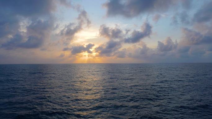 大海日出夕阳白云云彩唯美的海面