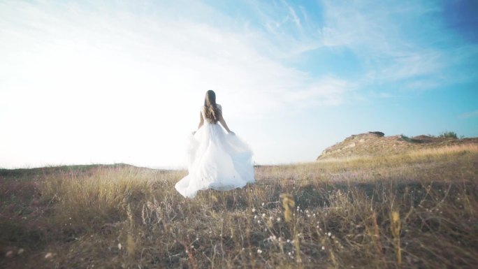 在风景中奔跑的新娘。