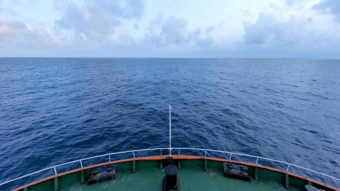 大海上行驶的船头向前蓝色大海