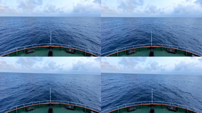 大海上行驶的船头向前蓝色大海