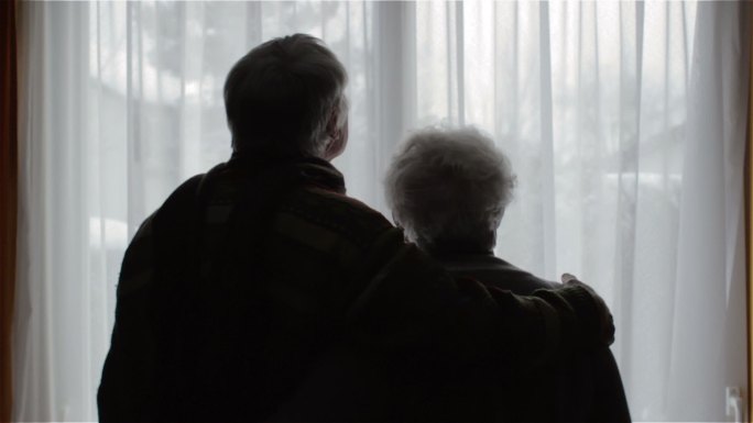 窗前的老夫妇老年人团聚