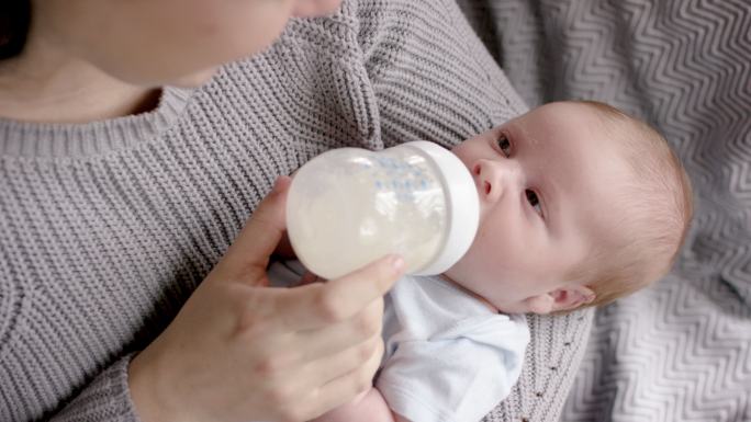 在吃奶的婴儿婴儿喂奶婴儿喝奶粉母乳