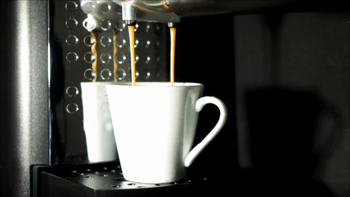 在咖啡机里煮咖啡。