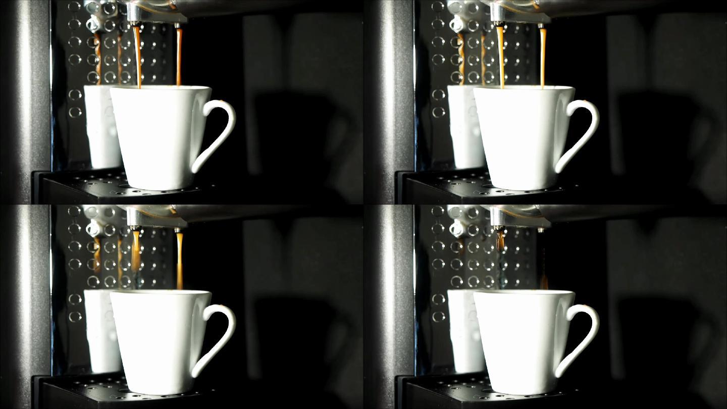 在咖啡机里煮咖啡。