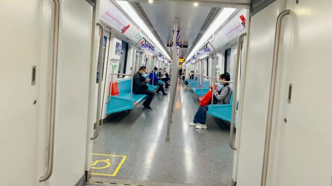 空旷的地铁