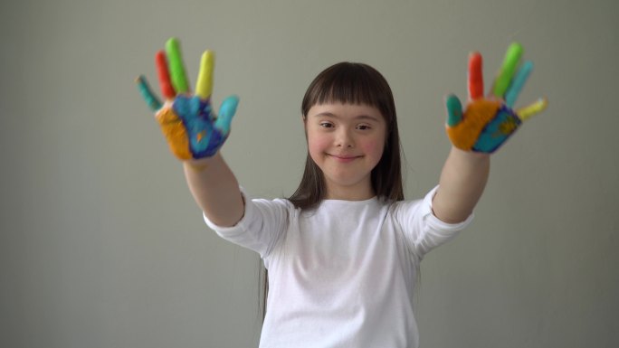 可爱的小女孩画着手。