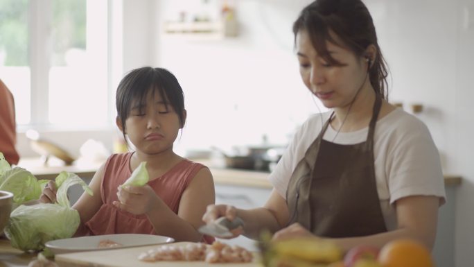 女儿在厨房帮妈妈做饭