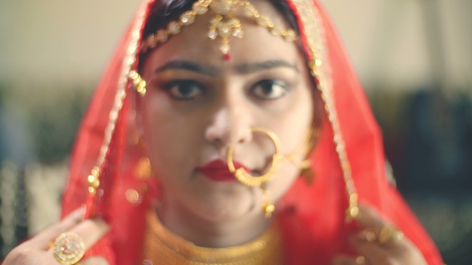 身着传统服饰的印度新娘看着镜头。