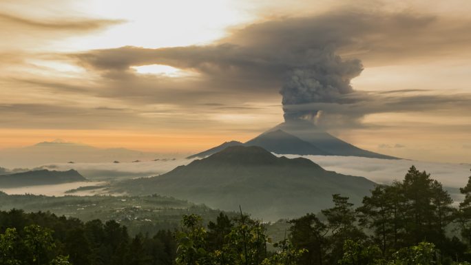 火山爆发实拍