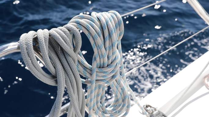 晴朗天气下的帆船缆绳、桅杆上的滑轮和缆绳