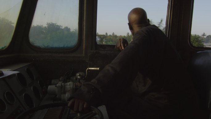 非洲坦赞铁路上开火车的老年司机