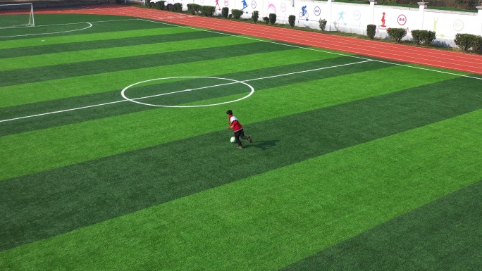 小学生玩足球
