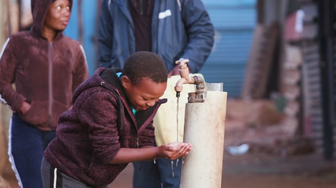 水危机非洲缺水节约用水贫困黑人小孩