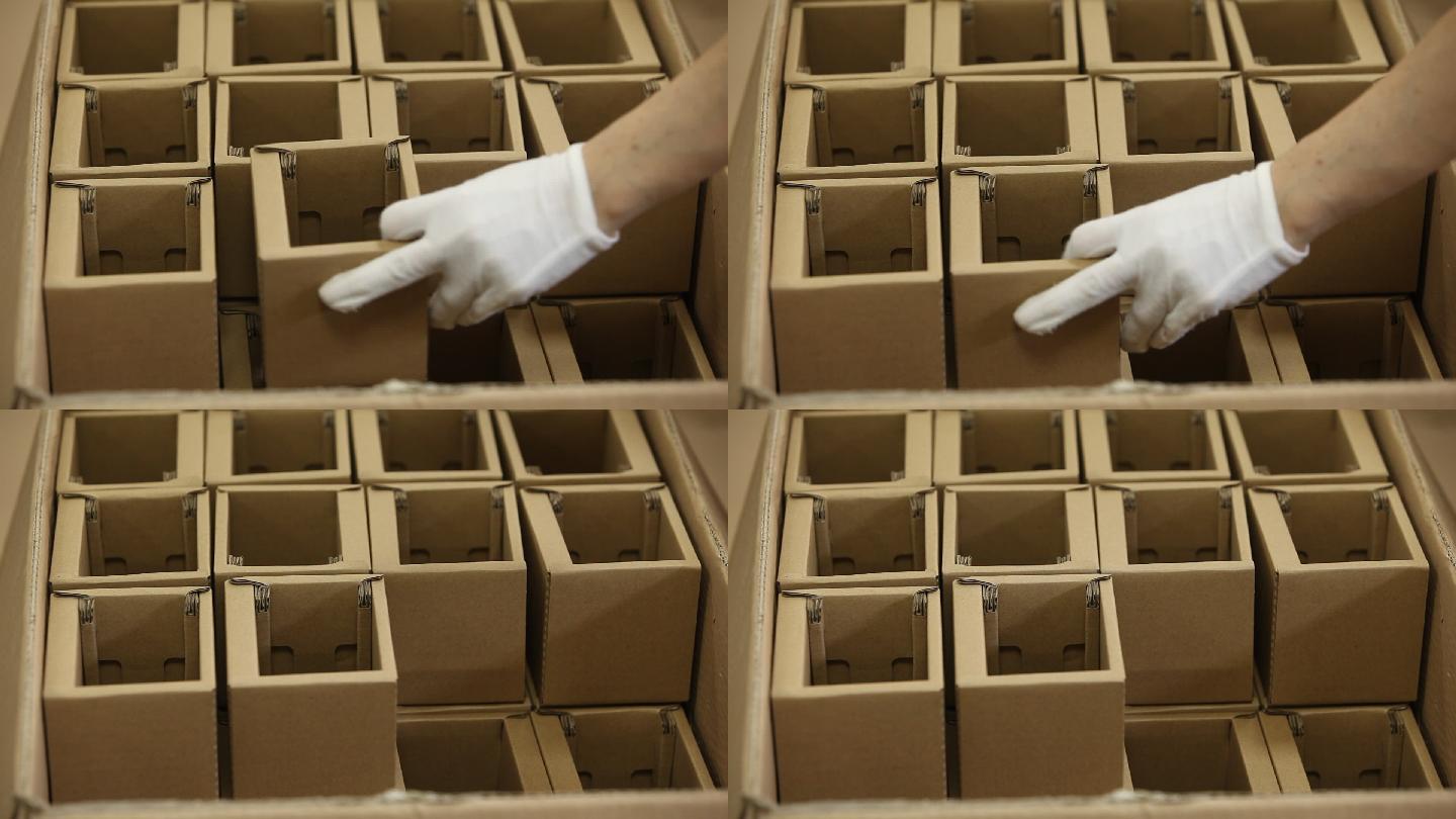 工人手工做纸质包装盒