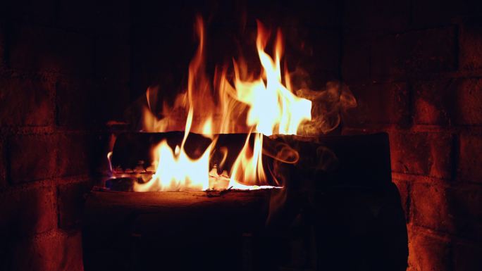 在家用壁炉中燃烧的温暖的火