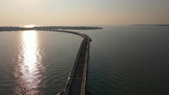 上海淀山湖上的彩虹桥日落