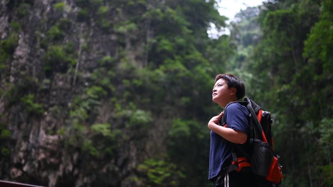 徒步旅行的女人行走脚步户外徒步登山登顶成