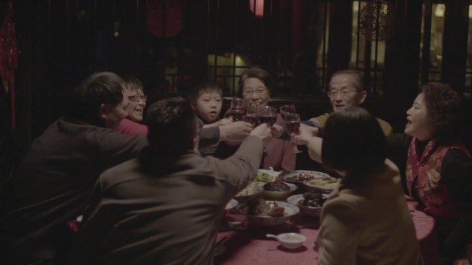 过年 春节 一家人 年夜饭 团圆  举杯