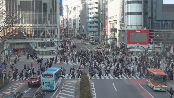 人们走过日本东京著名的涉谷路口