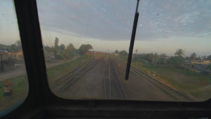 非洲坦赞铁路上行驶的火车