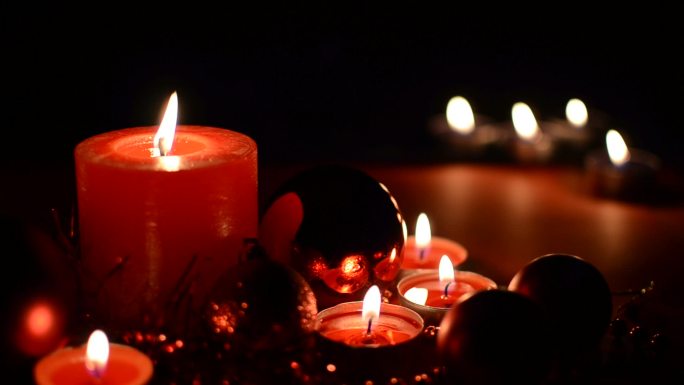 圣诞装饰品和蜡烛烛光晚餐夜晚烛火节日布景