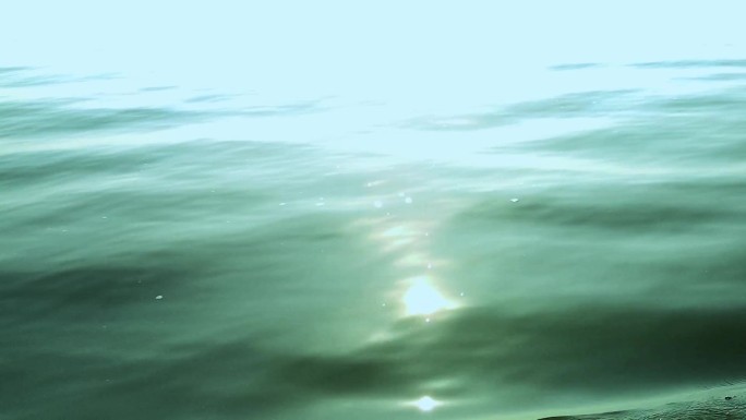 湖面的水在阳光照射下变得波光粼粼