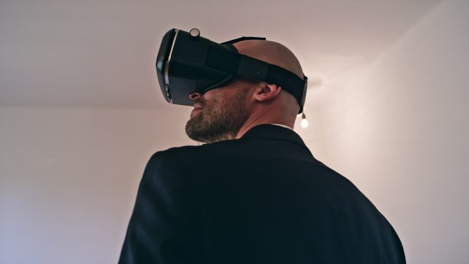 使用虚拟现实耳机虚拟VR眼镜全息未来科技
